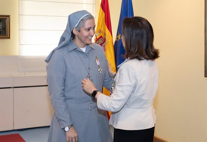 La ministra de Defensa, Margarita Robles, impone la Cruz del Mérito Militar con distintivo blanco a la misionera Cristina Fernández Hoyos
