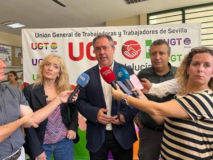 El secretario general del PSOE de Andalucía, Juan Espadas, este jueves en declaraciones a los medios en Sevilla.