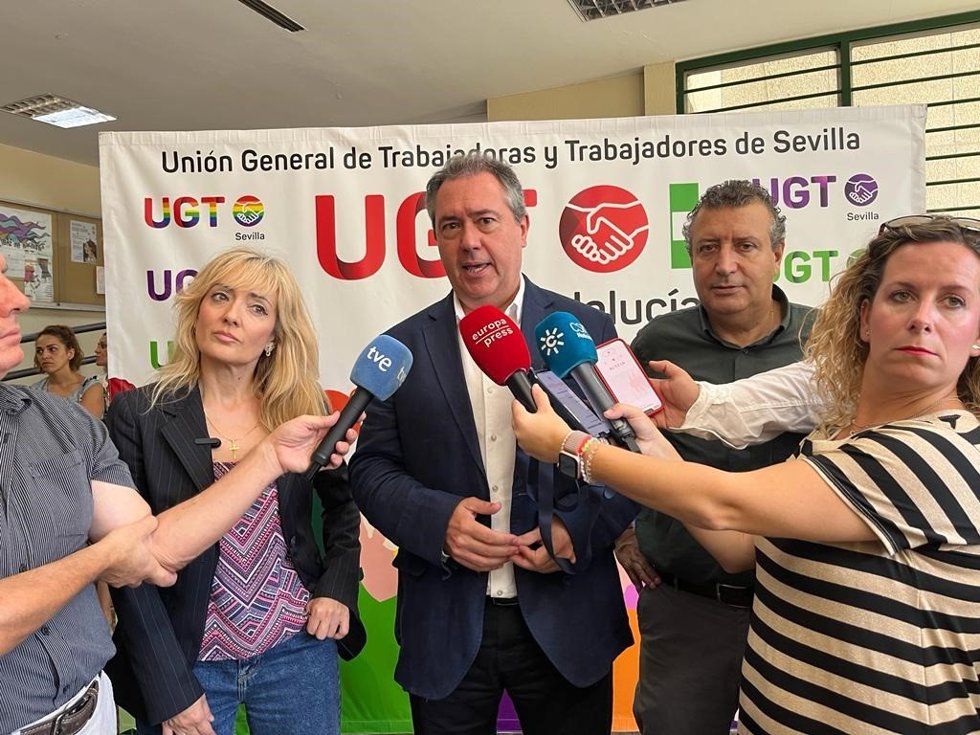El secretario general del PSOE de Andalucía, Juan Espadas, este jueves en declaraciones a los medios en Sevilla.