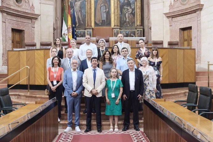 El presidente del Ces de Andalucía, Juan Marín, posa en el Parlamento autonómico junto a sus homólogos españoles y franceses.