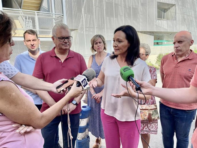 La candidata socialista al Congreso por la provincia y secretaria general del PSOE de Córdoba, Rafi Crespín, atiende a los medios de comunicación en Puente Genil.