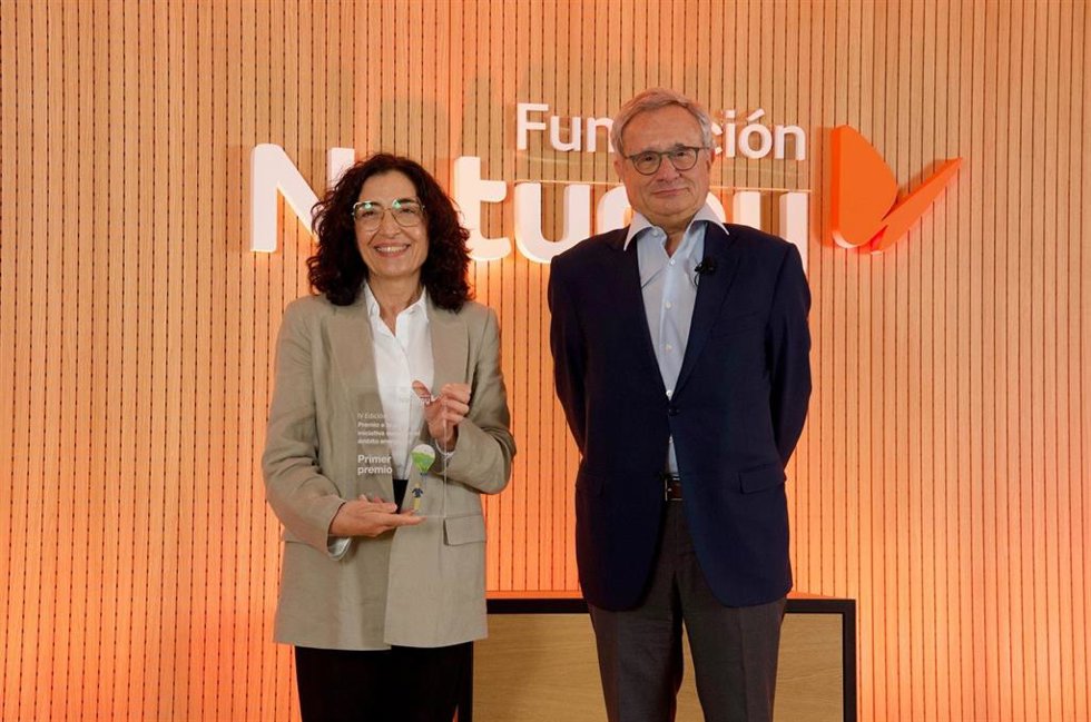 María del Mar Pageo, presidenta de Cruz Roja, Primer Premio IV Ed. Premio innovación social ámbito energético Fundación Naturgy; y María Eugenia Coronado, directora general de Fundación Naturgy.