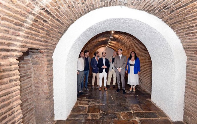 El alcalde de Murcia, José Ballesta, acompañado por el concejal de Cultura e Identidad, Diego Avilés, ha visitado las tres bóvedas que han sido restauradas en el Palacio Almudí y que se convertirán en escaparates del talento emergente
