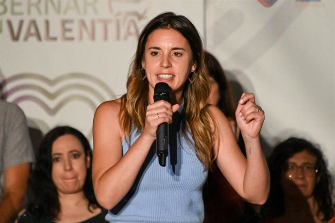 Archivo - La ministra de Igualdad, Irene Montero,  interviene durante un acto de campaña junto a la candidata de Unidas Podemos por Extremadura a la Presidencia de la Junta, Irene de Miguel, en el Palacio de Congresos, a 24 de mayo de 2023, en Badajoz, 