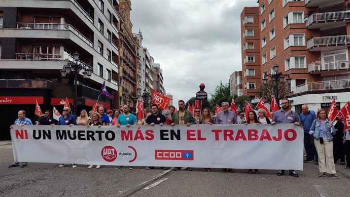 Concentración sindical en Oviedo contra la siniestralidad laboral.