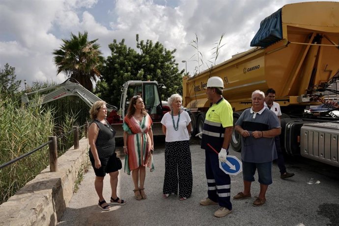 Archivo - La concejala de Servicios Operativos, Teresa Porras, acompañada de la concejala del Distrito de Campanillas, Mar Torres, visita desarrollo de limpiezas de arroyos en la zona del Arroyo Rebanadillas