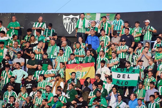 Archivo - Aficionados del Real Betis en el Ramón Sánchez-Pizjuán.