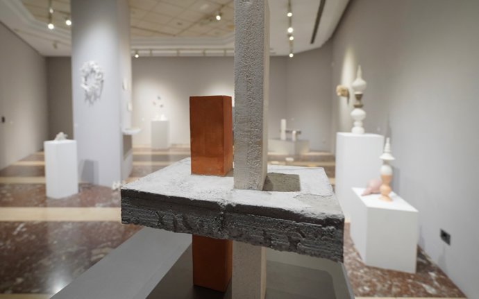 La sala de exposiciones de las Juntas Generales de Bizkaia en Bilbao acoge desde este jueves y hasta el 1 de septiembre la exposición 'Hiru Karratu'.