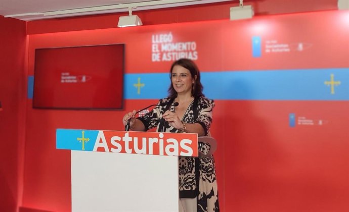 La candidata del PSOE al Congreso por Asturias, Adriana Lastra, en rueda de prensa.
