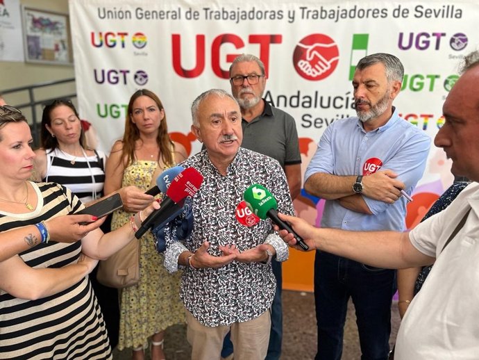 El secretario general de UGT, Pepe Álvarez, y su homólogo en Andalucía, Óskar Martín.