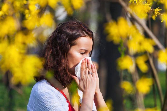Archivo - Alergia, polen, estornudo, pañuelo