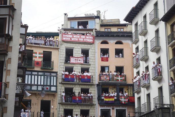 Pancartas contra la UEFA y banderas de Osasuna en la plaza Consistorial de Pamplona en el inicio de los Sanfermines de 2023.
