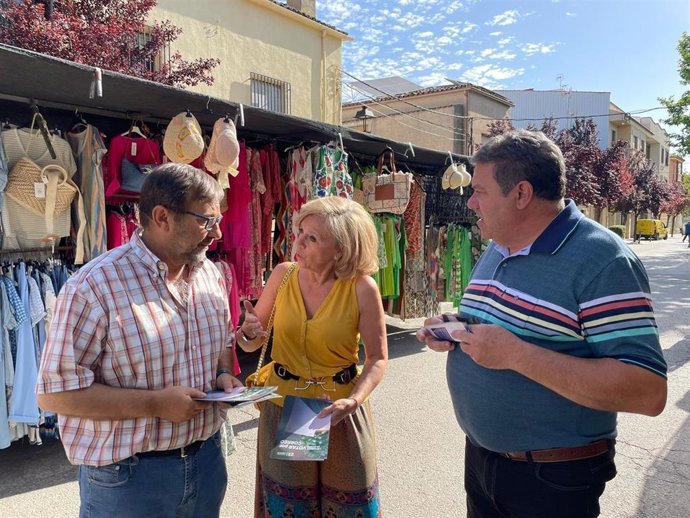 Del Moral en su paseo electoral por el mercadillo