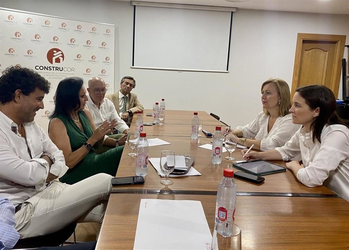 Isabel Prieto y Cristina Casanueva en el encuentro con la Asociación de Empresarios de la Construcción e Infraestructuras de Córdoba (Construcor).