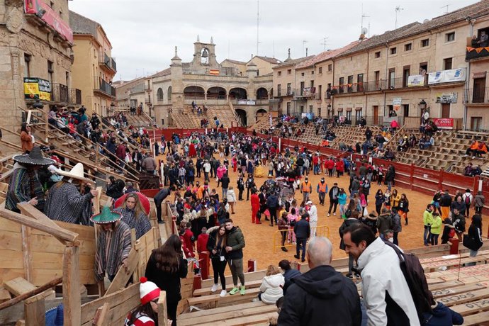 Archivo - Varias personas, algunas disfrazadas en las fiestas del Carnaval del Toro de Ciudad Rodrigo.