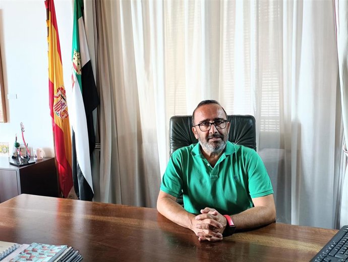 Miguel Ángel Morales, presidente de la Diputación de Cáceres en su despacho del palacio provincial