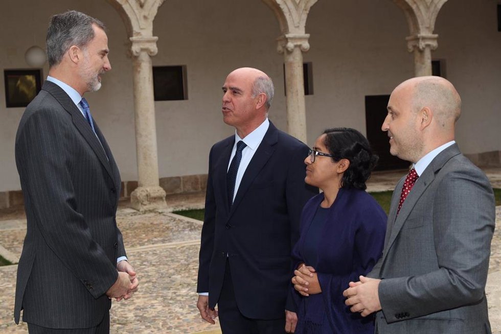 Archivo - El Rey Felipe VI saluda al sacerdote y misionero en Honduras, Patricio Larrosa (2i) y demás miembros de ACOES durante el acto entrega del VIII `Premio de Derechos Humanos Rey de España que concede el Defensor del Pueblo y la Universidad de Alca