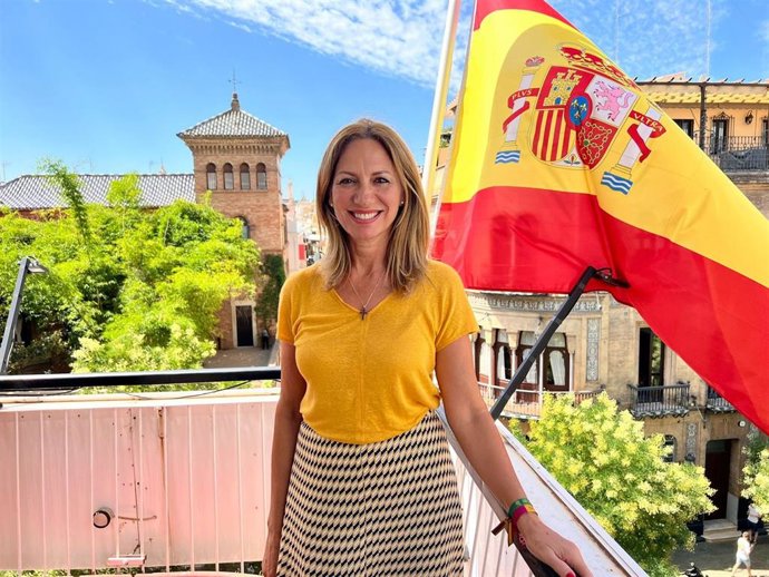 La candidata número 1 al Congreso de los Diputados por Vox Sevilla, Reyes Romero, en el balcón de la sede de esta formación.