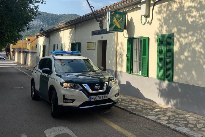 Archivo - Un vehículo de la Guardia Civil, frente a un cuartel.