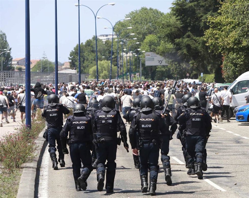 AM.- Tensión en la protesta del metal en Vigo con cargas policiales ante la factoría de Stellantis