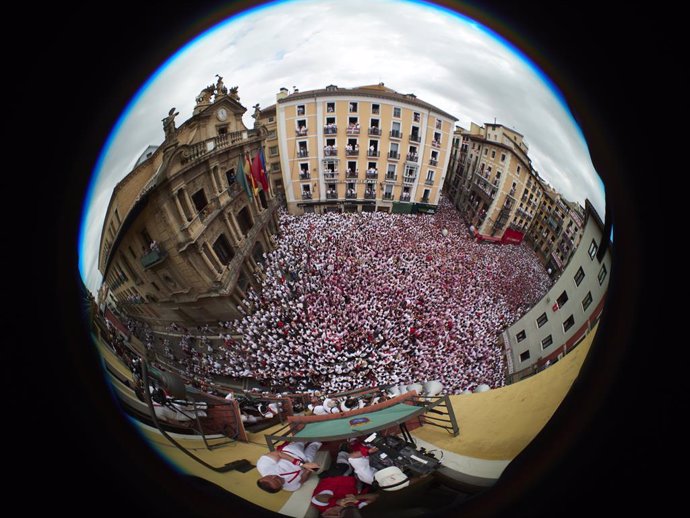 Ambiente en la plaza Consistorial de Pamplona en el inicio de los Sanfermines de 2023.