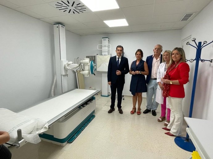 García (2i), en la visita al centro de salud.