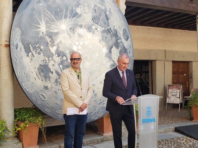 El concejal de Cultura y el alcalde de Segovia (D) presentan la 'Noche de luna llena'.