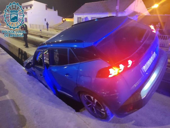 Dos detenidos tras darse a la fuga en un coche robado al ser sorprendidos cuando robaban en un vehículo