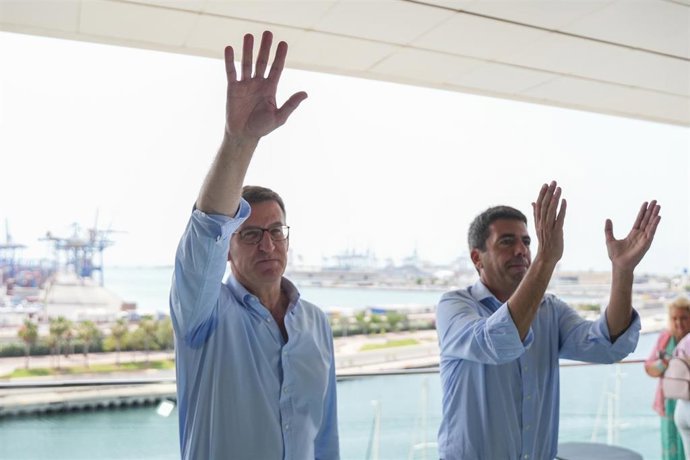 (I-D) El presidente del Partido Popular, Alberto Núñez Feijóo y el presidente del PPCV, Carlos Mazón, en imagen de archivo. 