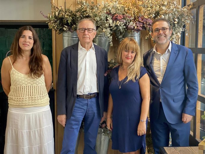 La directora de Columna Edicions, Glria Gasch; el presidente de Grup62, Josep Ramoneda; la editora y escritora Iolanda Batallé y el director editorial de Grup62, Emili Rosales, en Barcelona