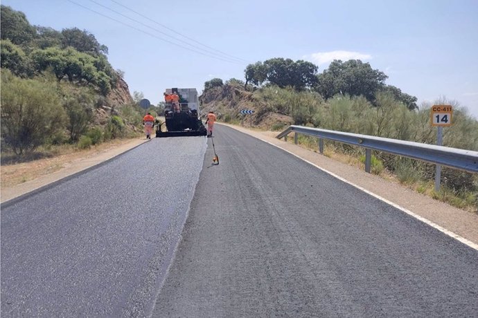 La Diputación de Cáceres rehabilita 14 kilómetros de la carretera de Bohonal de Ibor a la presa de Valdecañas
