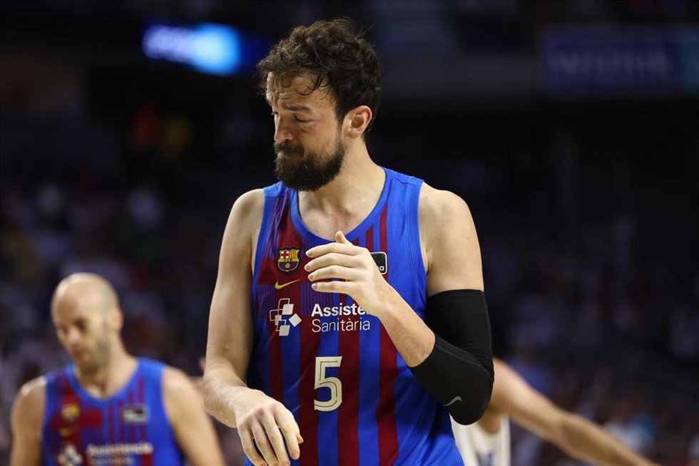 Archivo - El pívot turco Sertac Sanli durante un partido con el Bara.