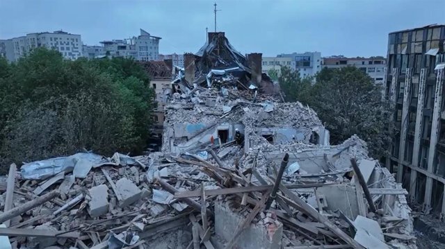 Daños materiales en un edificio en la ciudad de Leópolis, en el oeste de Ucrania, tras un bombardeo del Ejército de Rusia