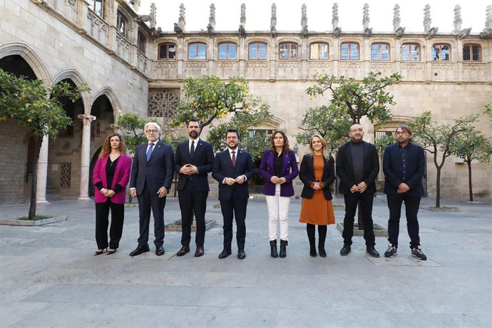 El presidente del Govern, Pere Aragons, y los consellers Laura Vilagr, Natlia Mas y Roger Torrent, con Javier Pacheco (CC.OO.), Camil Ros (UGT), Josep Sánchez Llibre (Foment) y Emma Gumbert (Pimec)
