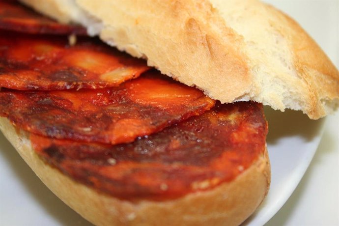 Archivo - Bocadillo de chorizo.