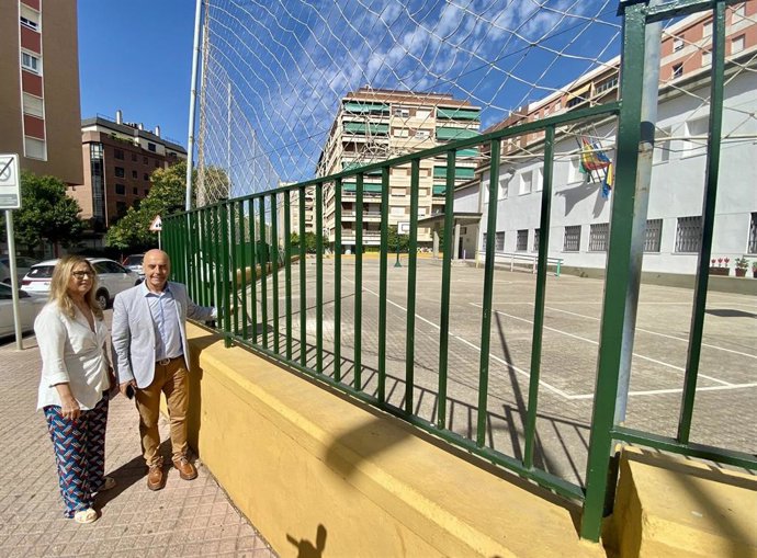 Antonio Hurtado y María de los Ángeles Luna ante el Colegio de Infantil y Primaria Vistalegre.