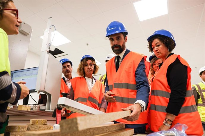 Los consellers Roger Torrent y Ester Capella durante su visita a Kronospan.