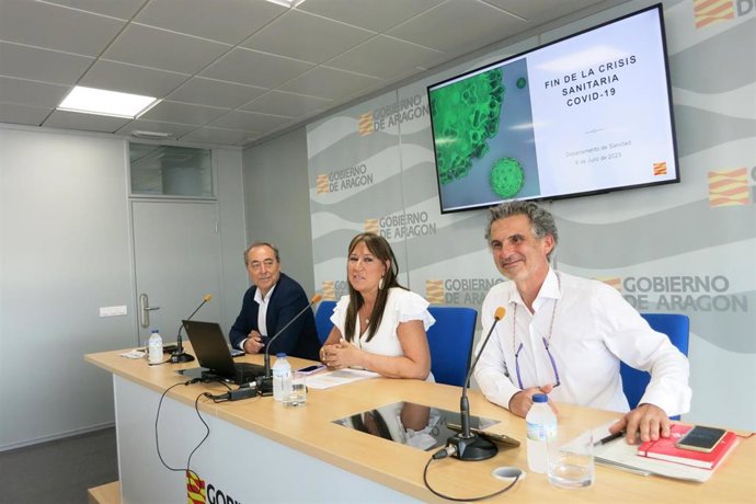 El gerente del Salud, José María Arnal, la consejera de Sanidad, Sira Repollés, y el director general de Salud Pública, Francisco Javier Falo, informan del fin de la pandemia.