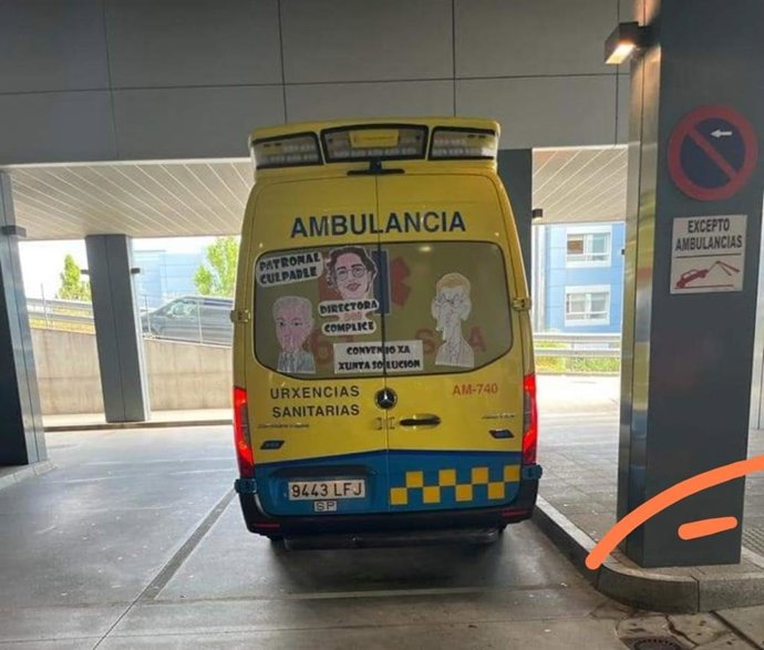 Pintadas contra el presidente de la Xunta, Alfonso Rueda, la directora del 061 Galicia, Adriana Regueira, y el líder del PP, Alberto Núñez Feijóo, en una ambulancia.