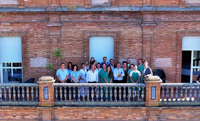 Responsables de Viamed Salud con profesionales sanitarios del Hospital Fátima tras culminar el proceso de adquisición.