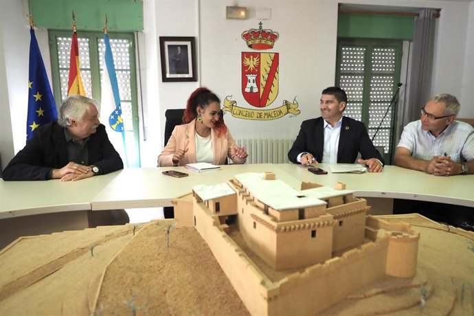 El delegado del Gobierno en Galicia ironiza con la foto del "pasado" de Feijóo y subraya las inversiones de Sánchez