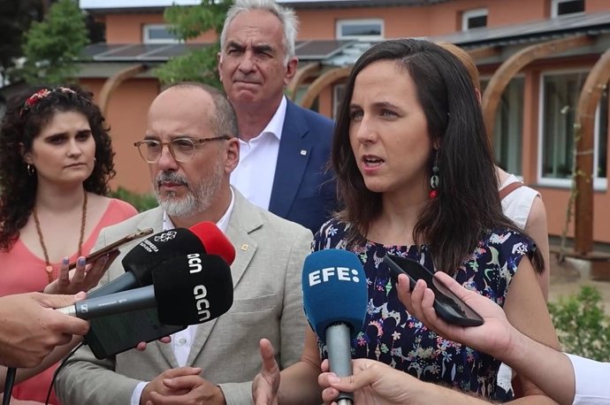 La ministra de Derechos Sociales y Agenda 2030, Ione Belarra, en declaraciones junto con el conseller de Derechos Sociales de la Generalitat, Carles Campuzano.