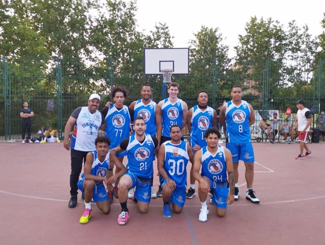 Gobierno dominicano entrega 500 uniformes a equipos dominicanos de baloncesto en Madrid