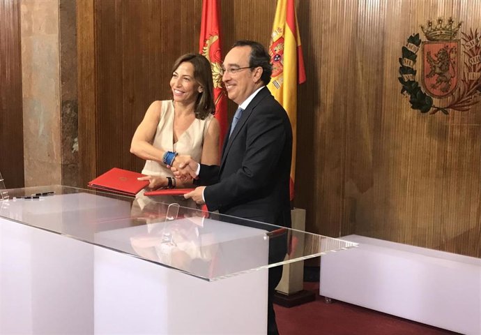 La alcaldesa de Zaragoza, Natalia Chueca, y el director general de Endesa en Aragón, Ignacio Montaner, han firmado un protocolo de colaboración para soterrar la línea de alta tensión de Parque Venecia