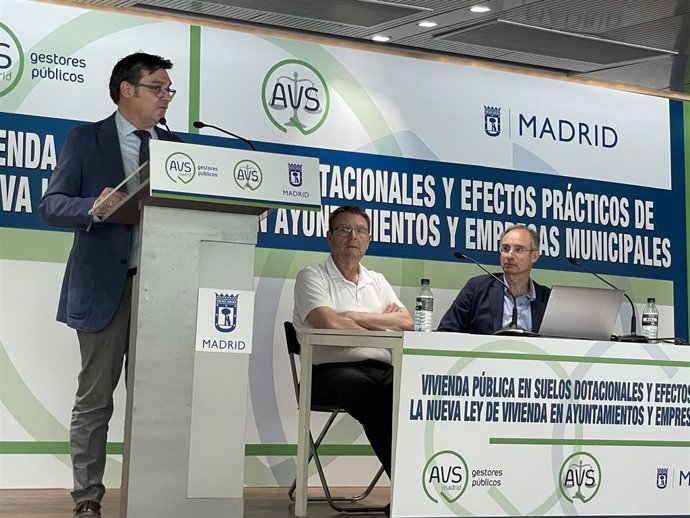 Archivo - El concejal delegado del área de Políticas de Vivienda y presidente de la EMVS, Álvaro González, en la jornada organizada por la Asociación de Gestores Públicos de la Vivienda