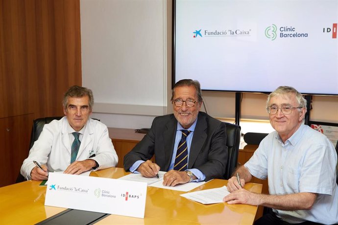El director general de la Fundación La Caixa, Antonio Vila, el director general del Hospital Clínic de Barcelona, Josep Maria Campistol, y el director de la FRCB-Idibaps, Elías Campo, firman el acuerdo de colaboración