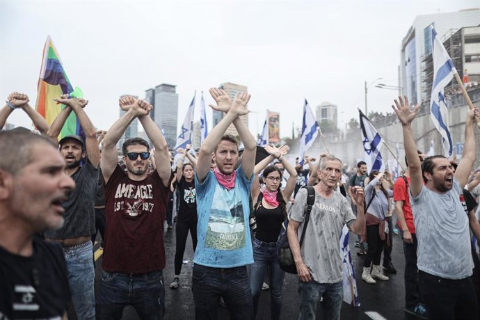 Archivo - Participantes en una manifestación en Tel Aviv contra la propuesta de reforma judicial en Israel