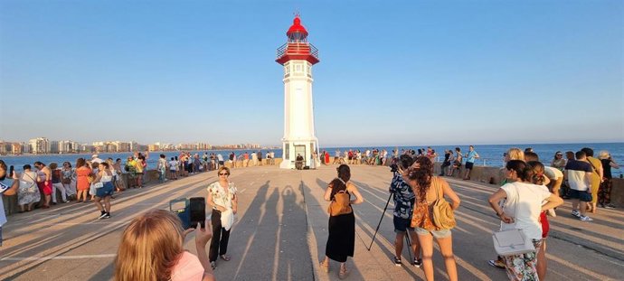 Archivo - Atardece en el faro del Puerto de Almería.
