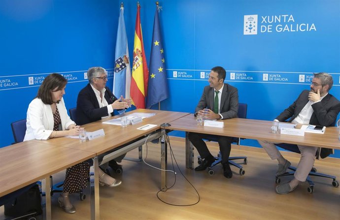 El conselleiro do Mar, Alfonso Villares, con el presidente de la Confederación de Empresarios de Galicia (CEG), Juan Manuel Vieites