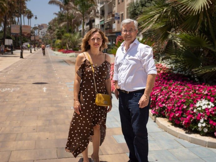 La delegada del Gobierno andaluz en Málaga, Patricia Navarro, junto al alcalde de Estepona, José María García Urbano, durante una visita a la ciudad.
